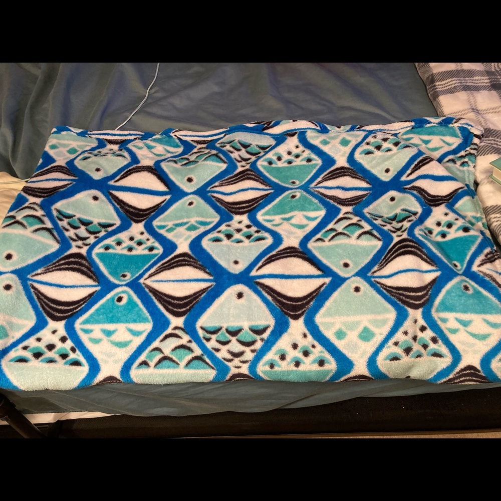 Vera Bradley 80x50 fleece throw in Go Fish Blue
